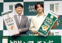 キッコーマンソイフーズ 「よりそいアーモンド」 『おいしさ』にプラス価値を 亀井淳一推進部長(左)と寺西拓人さん