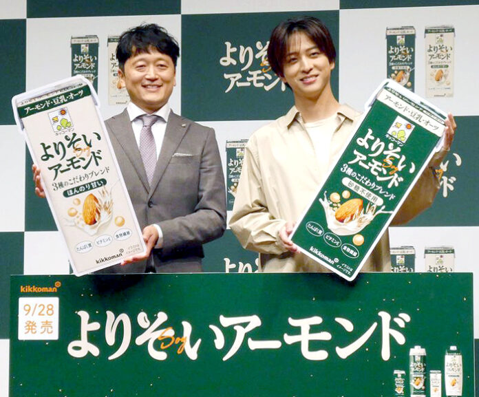 亀井淳一推進部長（左）と寺西拓人さん