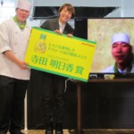 【調理部 寺田選手コース】「豆腐と夏野菜のさっぱりうどん」(寺田選手賞受賞)
考案者:鈴木龍さん(2年生)・石本龍ノ介さん(3年生)
主な講評:「いろいろな工夫がされていて嬉しい。スルっと口の中に入る」(寺田選手)「レモンが生臭さだけではなく豆臭さのマスキングにも向いていることが新たな発見」(ポッカサッポロ・古林部長) 【調理部 寺田選手コース】「豆腐と夏野菜のさっぱりうどん」(寺田選手賞受賞) 考案者:鈴木龍さん(2年生)・石本龍ノ介さん(3年生) 主な講評:「いろいろな工夫がされていて嬉しい。スルっと口の中に入る」(寺田選手)「レモンが生臭さだけではなく豆臭さのマスキングにも向いていることが新たな発見」(ポッカサッポロ・古林部長)