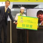 【調理部 杉谷選手コース】
「レモンよだれ鶏」(特別賞受賞)
考案者:一戸瑠月さん(2年生)、石原紗彩さん(3年生)
主な講評:「ストレートにアスリートに響く。激しい運動をしてすぐに食べたいと思うようになるし、一口食べたときに食欲が刺激されまた食べたいと思わせる」(杉谷選手)「食べ応えの部分はタレがカバーして酸味と甘みのバランスがとれている満足感もある一品」(管理栄養士・廣松さん) 【調理部 杉谷選手コース】 「レモンよだれ鶏」(特別賞受賞) 考案者:一戸瑠月さん(2年生)、石原紗彩さん(3年生) 主な講評:「ストレートにアスリートに響く。激しい運動をしてすぐに食べたいと思うようになるし、一口食べたときに食欲が刺激されまた食べたいと思わせる」(杉谷選手)「食べ応えの部分はタレがカバーして酸味と甘みのバランスがとれている満足感もある一品」(管理栄養士・廣松さん)