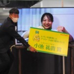 【調理部 小池選手コース】
「詰め込みパエリアイカ飯」(小池選手賞受賞)
考案者:・吉本歩望叶さん(2年生)、美頭悠那さん(1年生)
主な講評:「栄養素がコンパクトにまとまっている。これだったらパクパクいける」(小池選手)「パエリアとイカ飯に全く違和感がなかった。なぜこれまでなかったのだろう」(ポッカサッポロ北海道・黒柳社長) 【調理部 小池選手コース】 「詰め込みパエリアイカ飯」(小池選手賞受賞) 考案者:・吉本歩望叶さん(2年生)、美頭悠那さん(1年生) 主な講評:「栄養素がコンパクトにまとまっている。これだったらパクパクいける」(小池選手)「パエリアとイカ飯に全く違和感がなかった。なぜこれまでなかったのだろう」(ポッカサッポロ北海道・黒柳社長)
