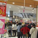 福カート売場で列をなす来店客 福カート売場で列をなす来店客