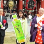 左から伊藤園の神谷茂取締役専務執行役員、有村架純さん、浅草寺の守山雄順執事長 左から伊藤園の神谷茂取締役専務執行役員、有村架純さん、浅草寺の守山雄順執事長