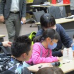 (21)東京本社でのレモンセミナーに参加する親子と元北海道日本ハムファイターズの杉谷拳士さん (21)東京本社でのレモンセミナーに参加する親子と元北海道日本ハムファイターズの杉谷拳士さん