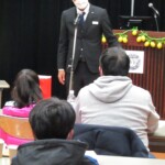 (11)大崎上島町のレモンセミナーで挨拶するポッカサッポロ営業本部西日本営業本部中四国支社の大矢修司支社長 (11)大崎上島町のレモンセミナーで挨拶するポッカサッポロ営業本部西日本営業本部中四国支社の大矢修司支社長