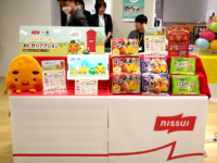 「やきおにお」企画で統一されたニッスイのブース 「やきおにお」企画で統一されたニッスイのブース