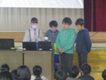 プレゼンする板橋区立赤塚小学校5年生 プレゼンする板橋区立赤塚小学校5年生
